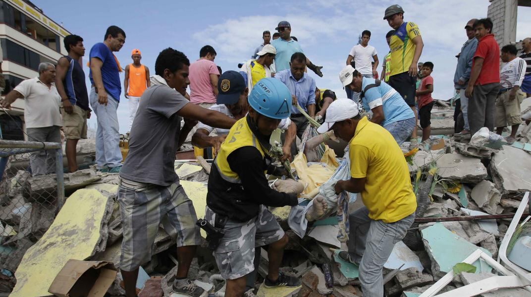 En Pedernales, el sismo tiró edificios completos. Siguen buscando víctimas  entre los escombros. (AP)