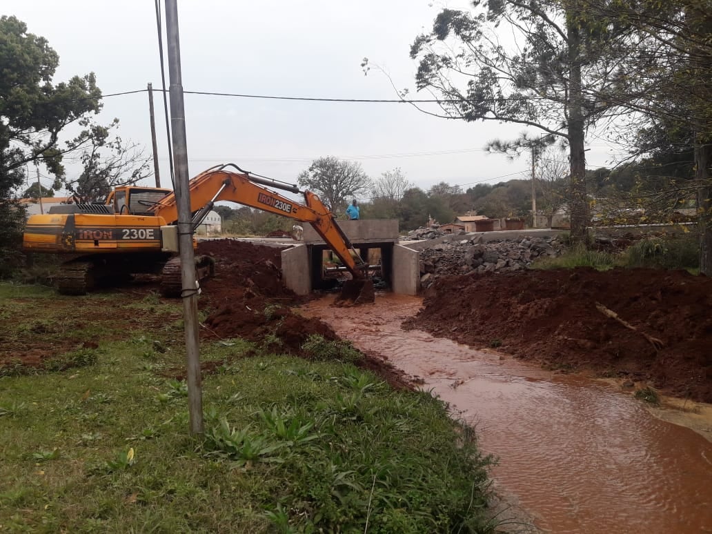 Se hallan en ejecución obras hídricas sobre varias avenidas y calles de la ciudad de Oberá.