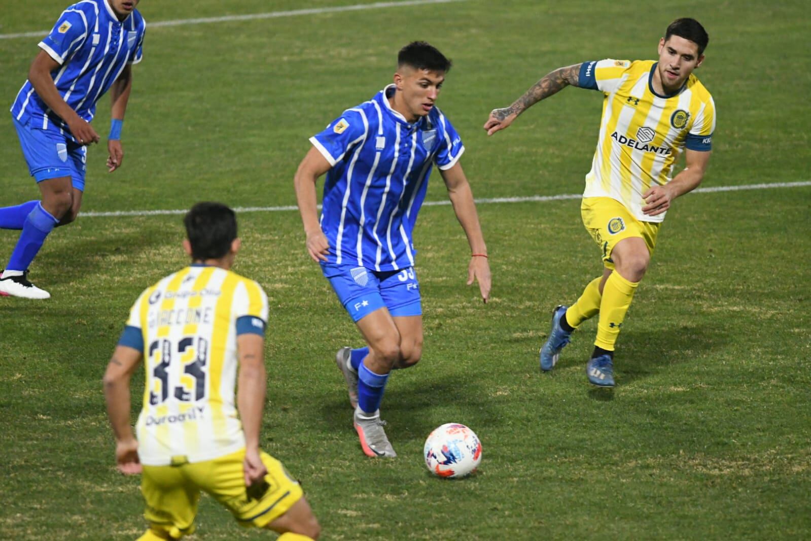 Bullaude perfora la defensa de Rosario Central. / José Gutiérrez.