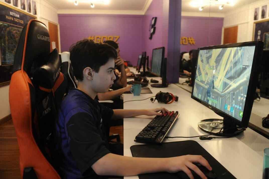 Thiago "King" Lapp durante una de las sesiones de entrenamiento con Fortnite. (Guillermo Rodriguez Adami /Clarín)