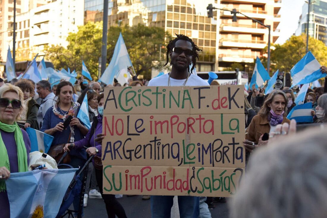 Un grupo de personas se convocó en el Patio Olmos para protestar contra el gobierno