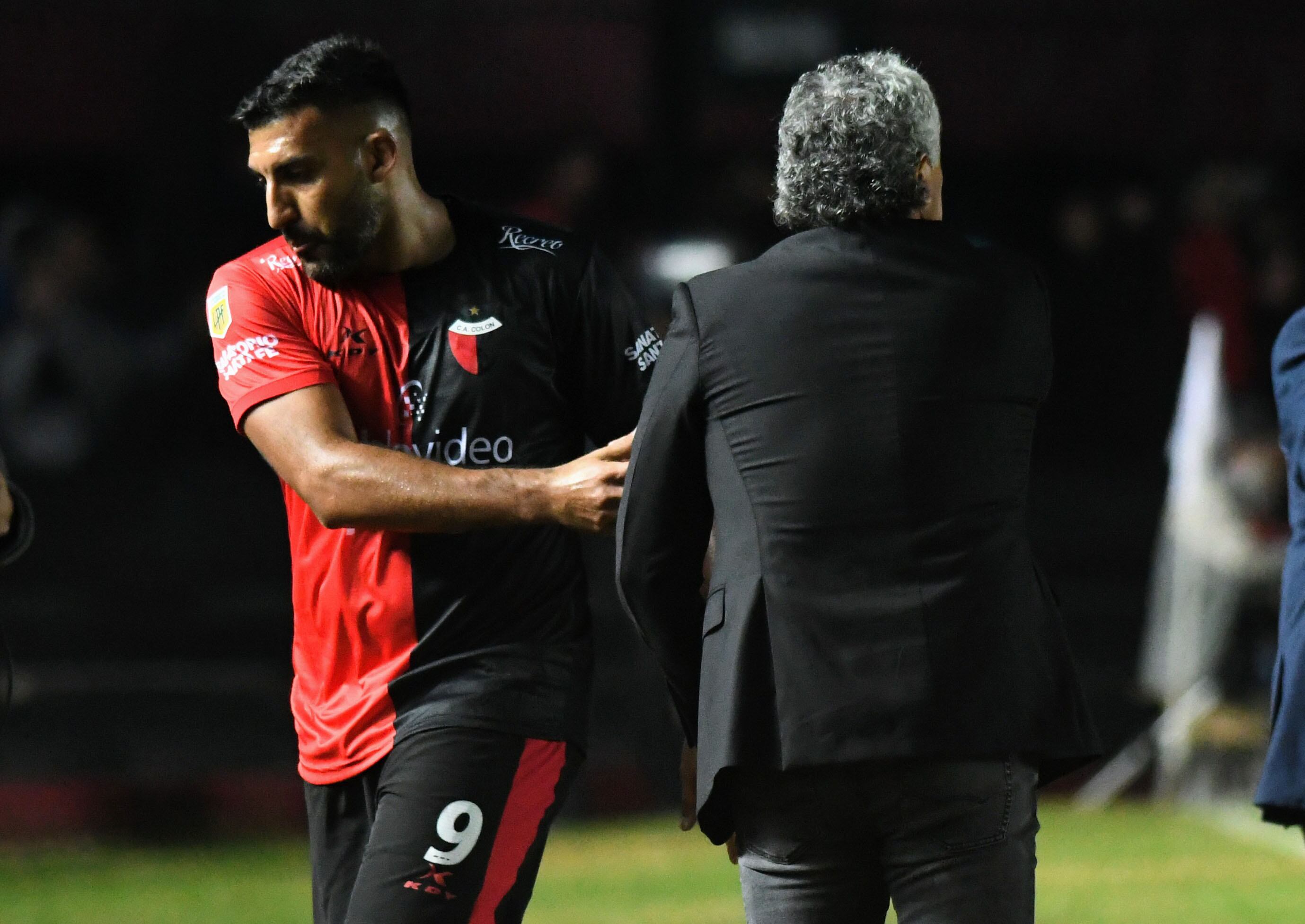 El equipo de "Pipo" Gorosito viene en levantada y este sábado visita a Instituto. Con Wanchope Ábila (Fotobaires).