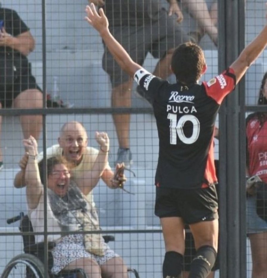 La imagen viral del Pulga Rodríguez y el festejo de dos hinchas de Colón