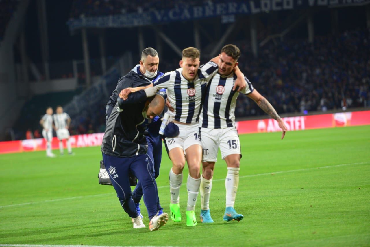 La lesión de Federico Girotti y las fotos del partido entre Talleres y Vélez por los cuartos de final de la Copa Libertadores. (Javier Ferreyra)