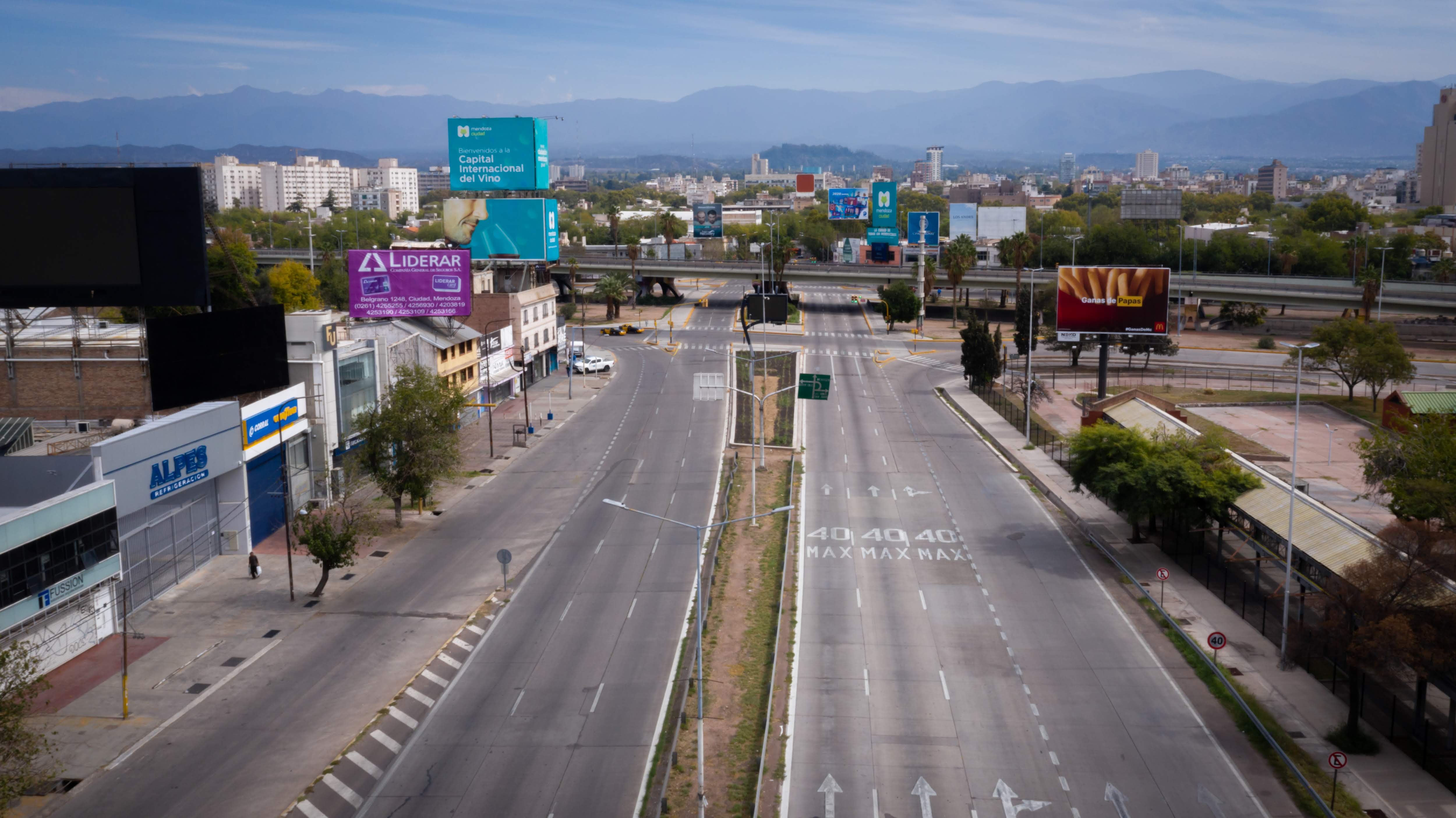 Mendoza, 11 de abril de 2020 Controles policiales en distintos puntos del gran Mendoza. Vista aérea del nudo de la Costanera y el ingreso a la Ciudad 
Foto: Ignacio Blanco / Los Andes

