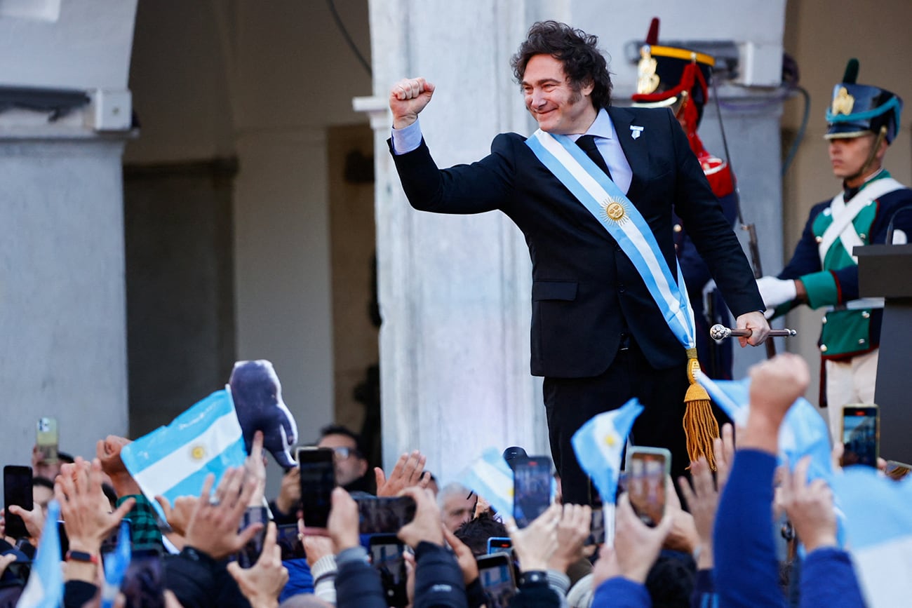 El presidente de Argentina, Javier Milei, saluda a sus partidarios fuera del Cabildo durante la conmemoración del 214º aniversario de la Revolución de Mayo, en Córdoba. (Reuters)