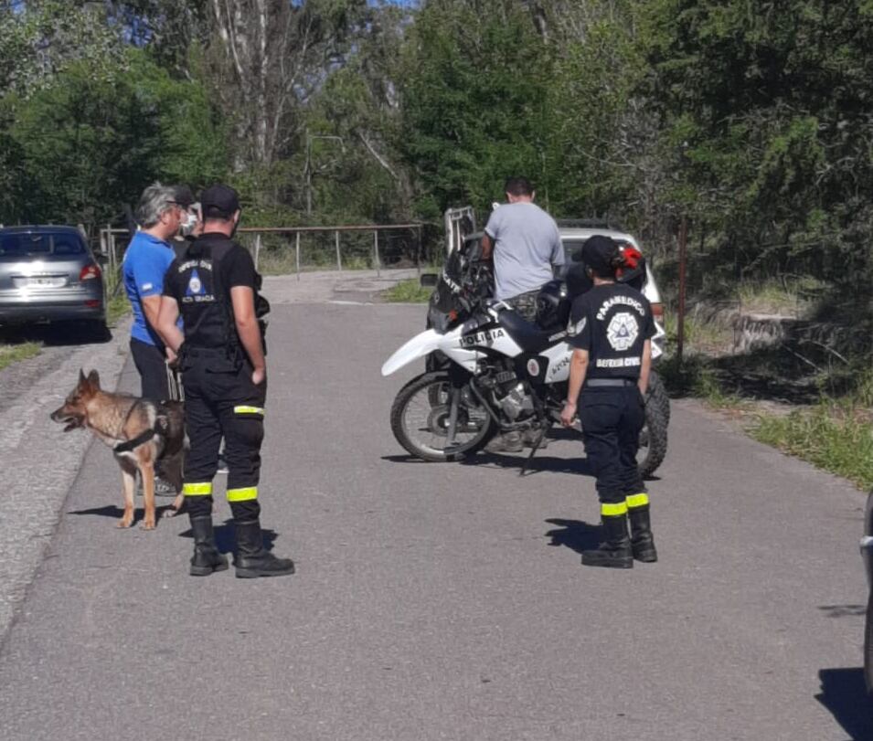 Trabajan en la zona personal de bomberos voluntarios Alta Gracia, la Policía, Defensa Civil de San Isidro; la Asociación Civil de Primeros Auxilios Búsqueda y Rescate de Despeñaderos y K 9