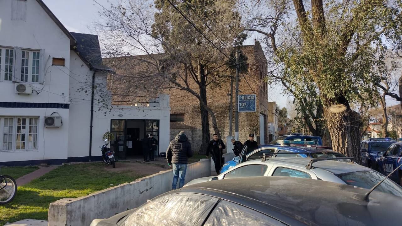 Agentes de infantería reforzaron la custodia en la zona norte tras la agresión al jefe.