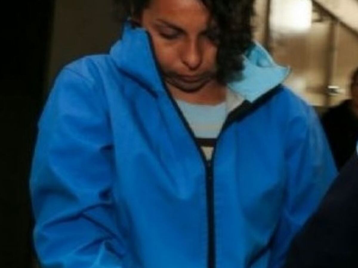 Echaron de la fuerza a una mujer policía que abusó de su hijastro de 13 años