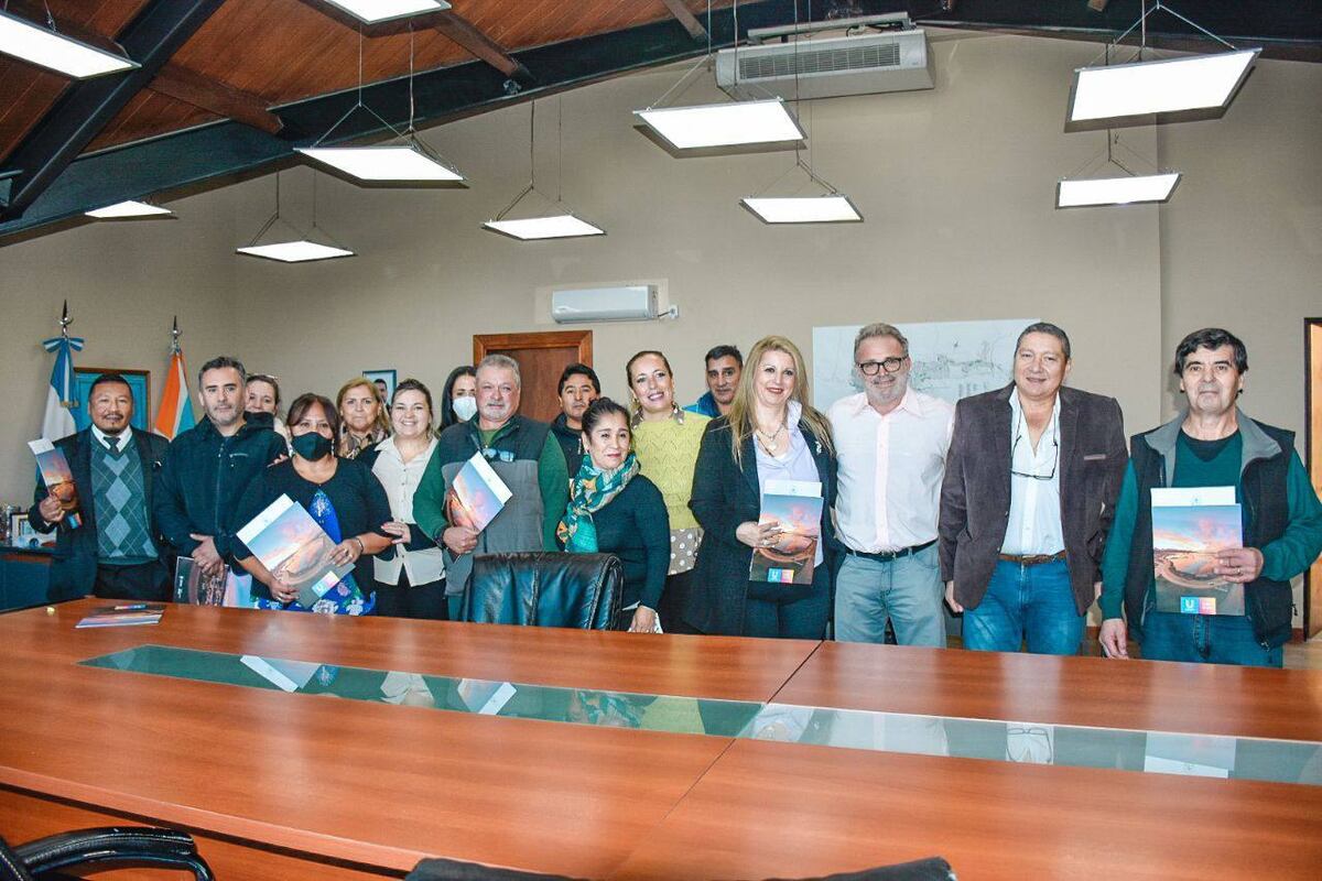 Se entregaron Títulos de Propiedad a vecinos de los Barrios Kaiken y la Oca