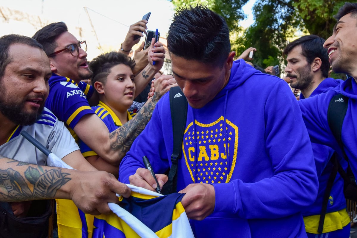 Boca pisó suelo mendocino y la hincha Xeneize los recibió en la entrada del hotel.

