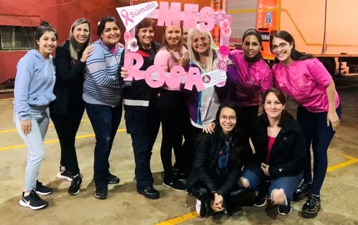 Puerto Iguazú: Bomberos Voluntarios realizan pelucas oncológicas en el Mes Rosa.