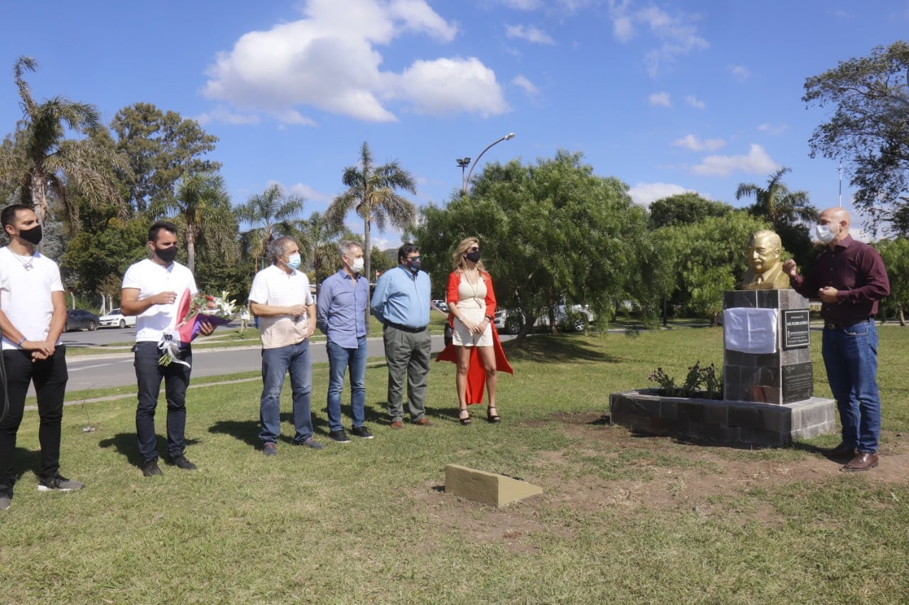 Refuncionalizaron el monumento a Raúl Alfonsín en Carlos Paz.