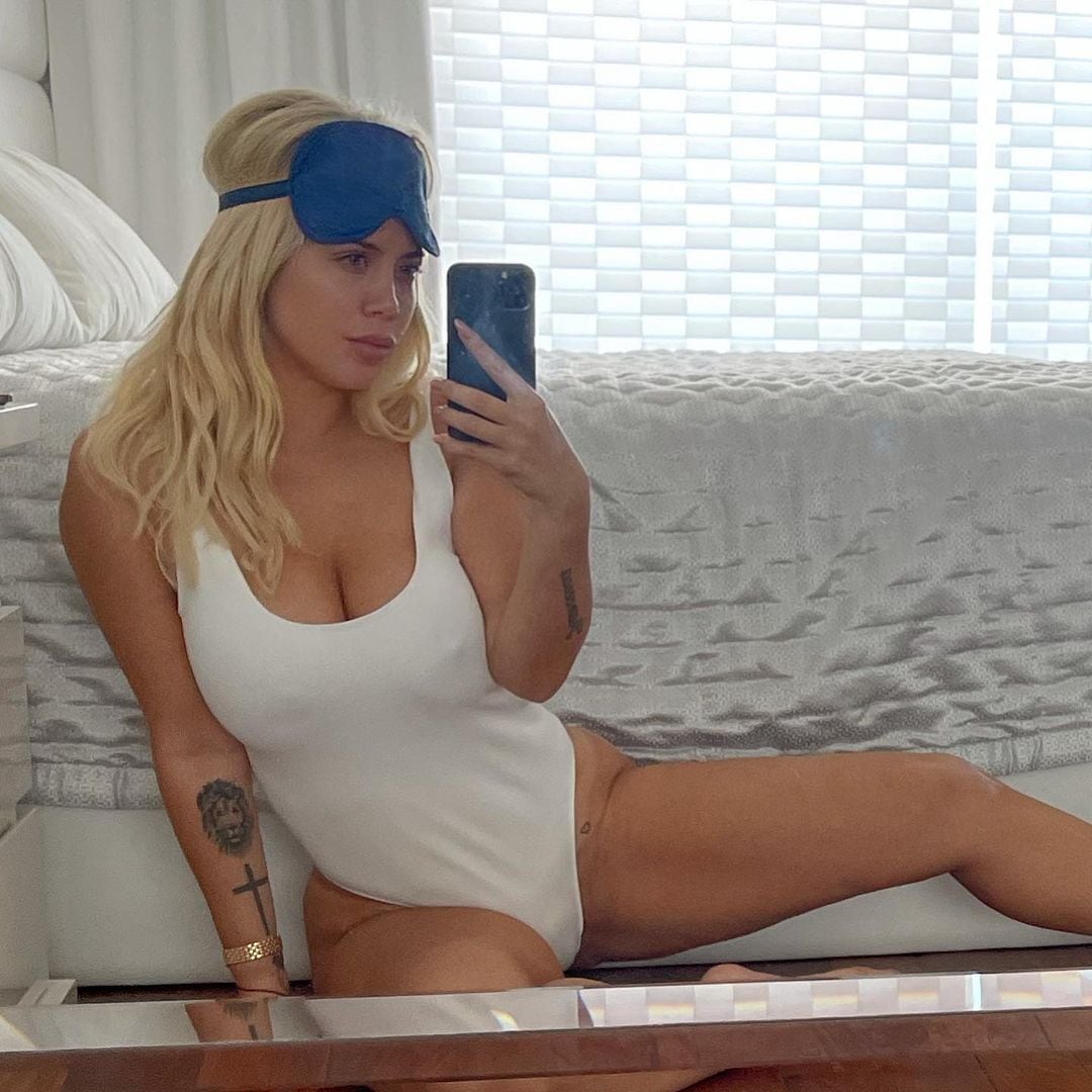 Wanda Nara posó frente al espejo con un body blanco. (Foto: Instagram)