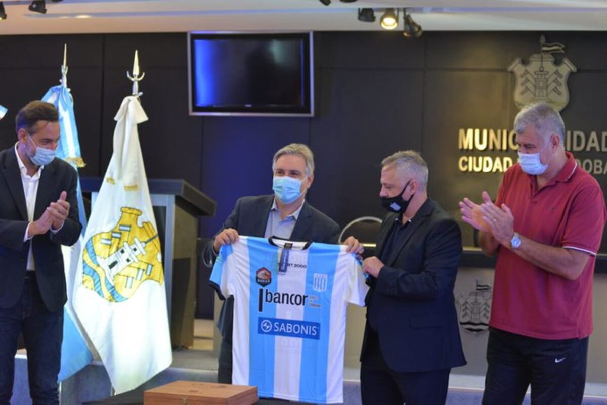 El intendente Llaryora agasajó a Racing por el ascenso