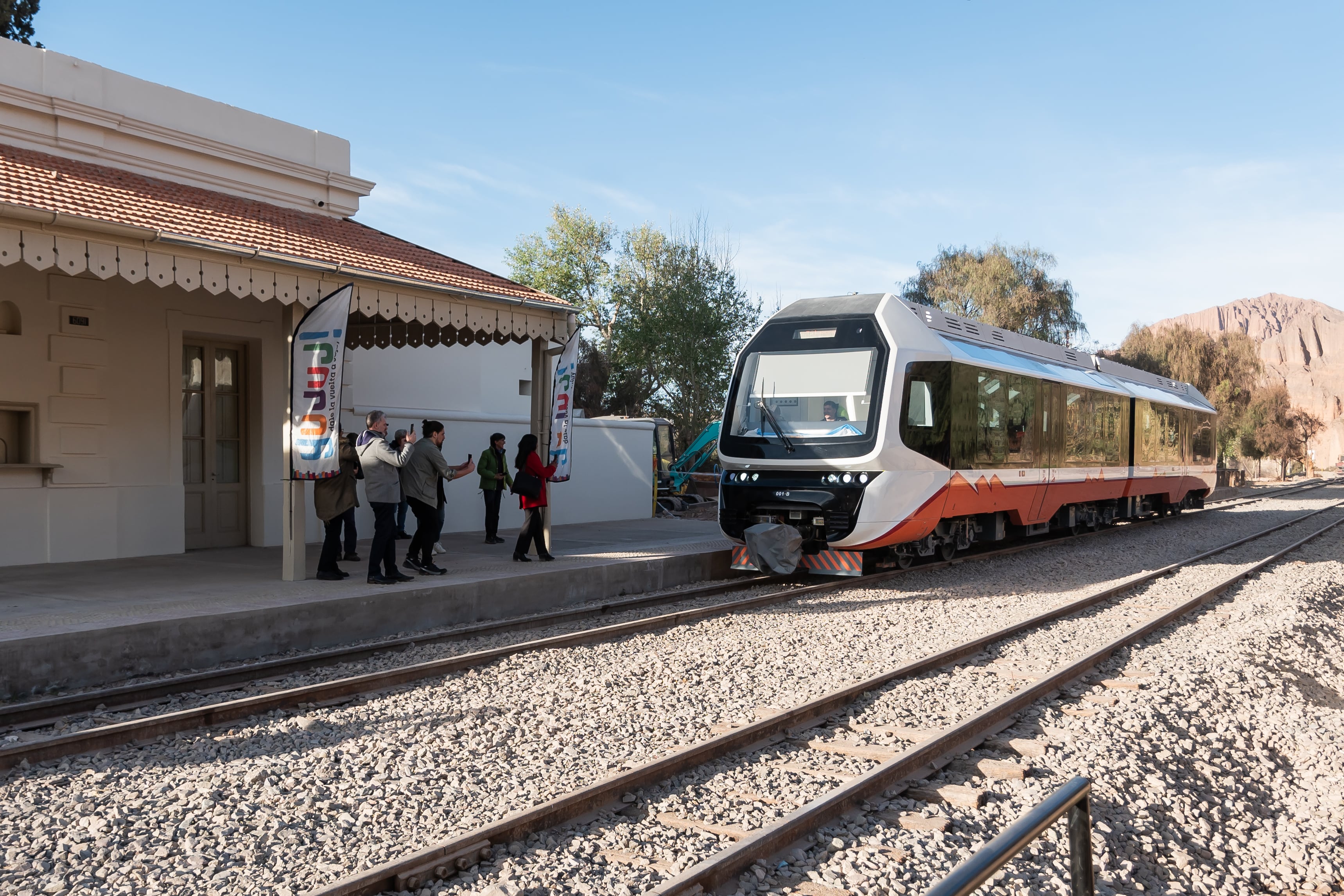 Un momento histórico: el Tren Solar de la Quebrada llegando a la estación de Tilcara, este viernes.