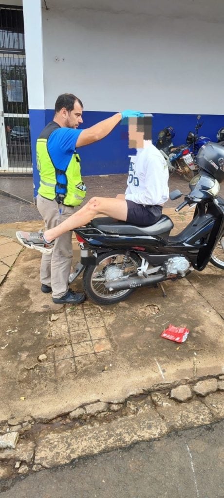 Accidente vial en Puerto Iguazú dejó a un motociclista herido.