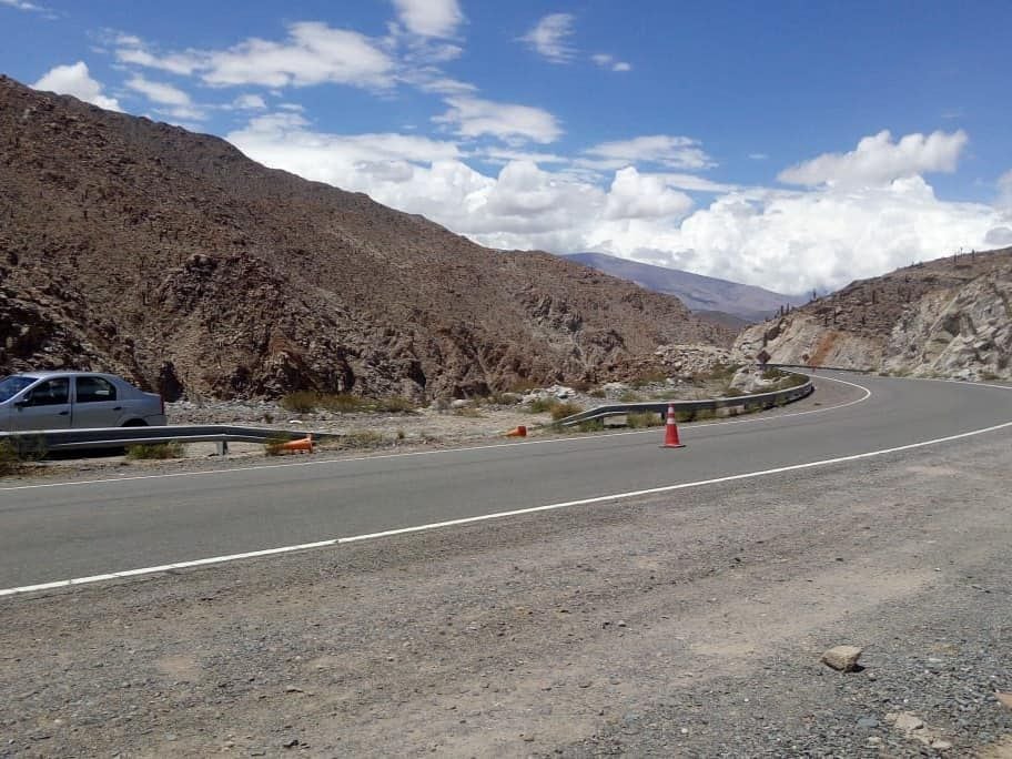 El vehículo se desvió en la Ruta Nacional 51 y cayó 40 metros al vacío.