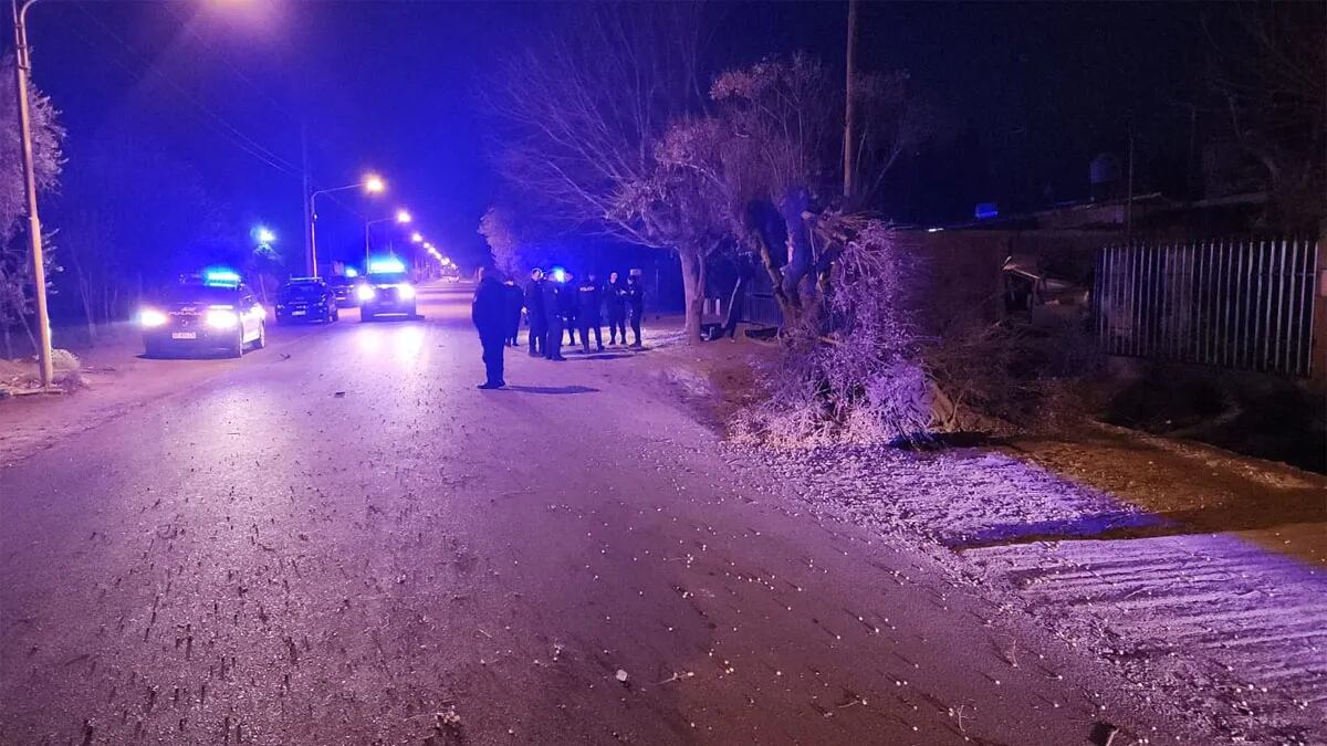 Impactante accidente en Mendoza: dos mujeres chocaron contra un árbol, salieron despedidas del auto y una de ellas murió