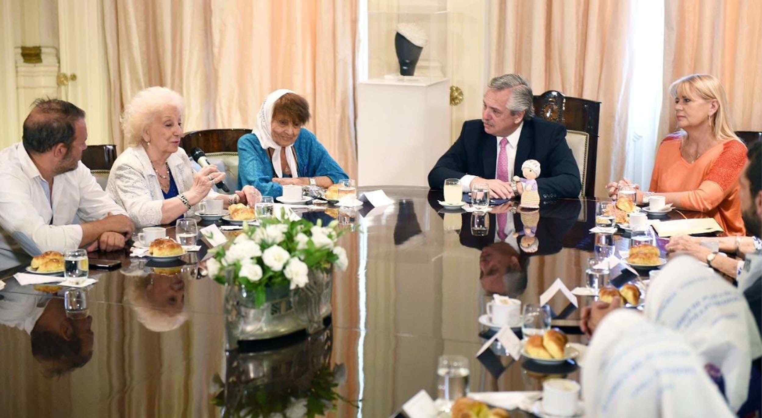 Alberto Fernández junto a las representantes de Abuelas y Madres de Plaza de Mayo (Foto Ministerio de Justicia)