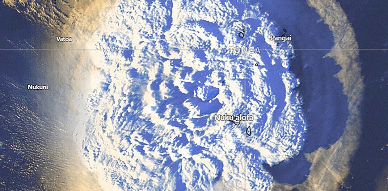 Las imágenes desde el espacio del momento exacto en que sucede la erupción del volcán.