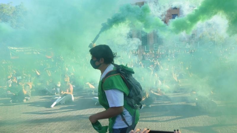 Ciento de mujeres mendocinas se hicieron presente frente a Casa de Gobierno en Mendoza. / José Gutiérrez - Los Andes