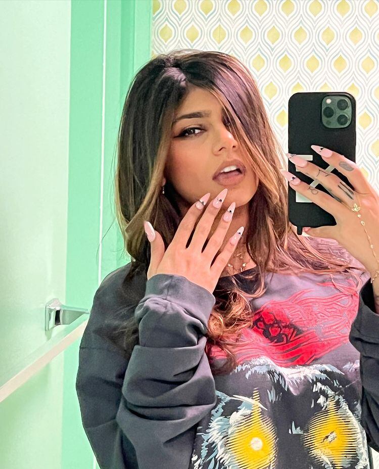 Mia Khalifa posó en sus redes sociales con un buzo y sorprendió a sus seguidores.