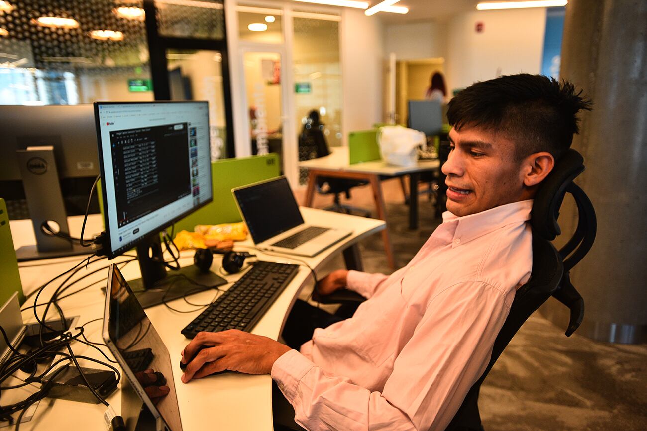 Maximiliano trabaja en el área tecnológica de la empresa Globant.