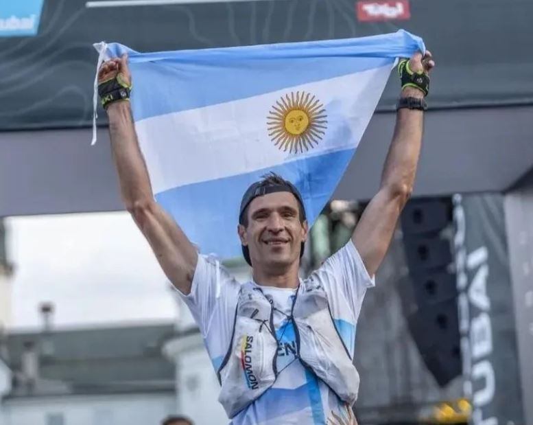 El mendocino Martín Balliro, con la bandera argentina bien alta. Corrió en el Long Trail, en el Mundial disputado en Austria.