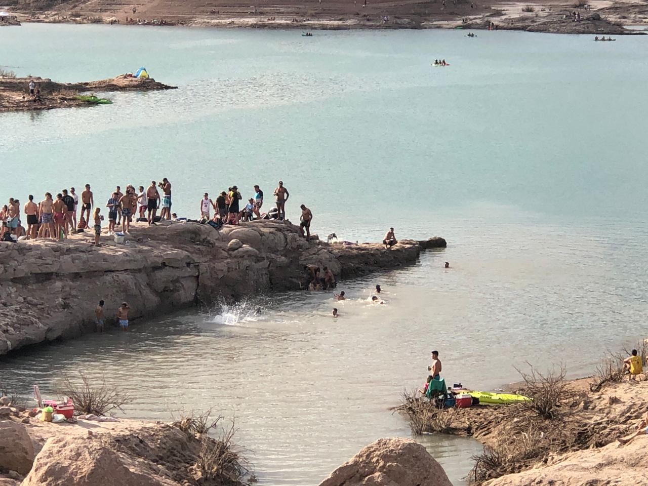 Los jóvenes coparon el dique Potrerillos.