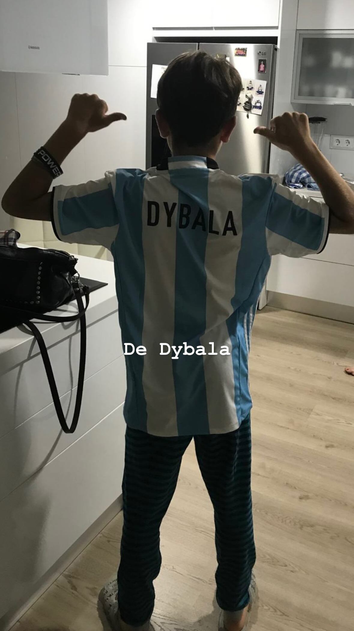 El pequeño Garnacho con la camiseta de Dybala.