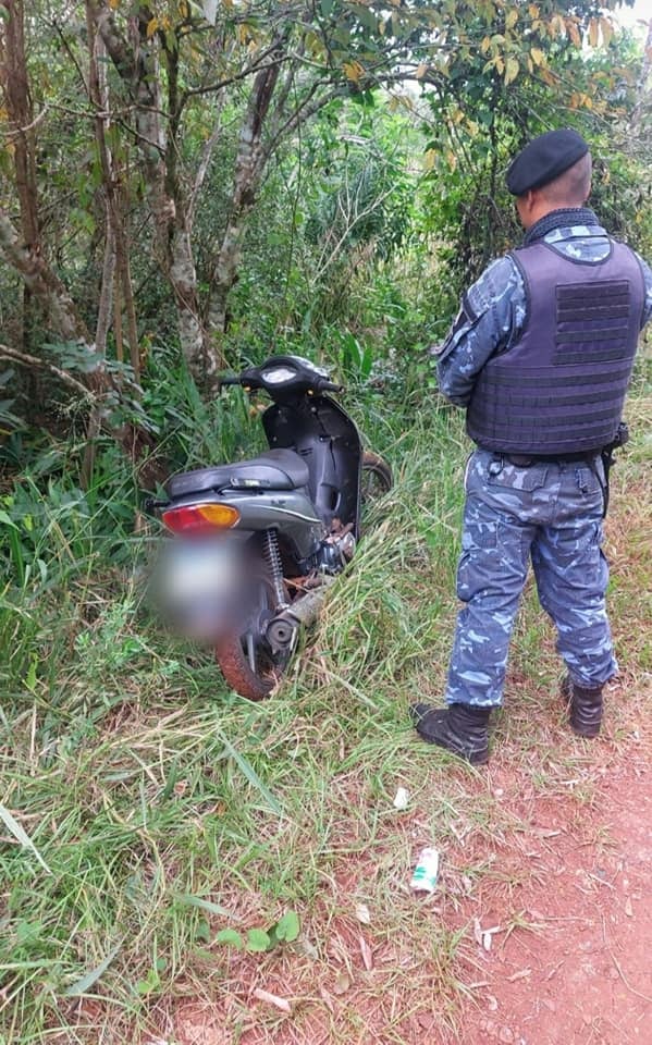 Recuperan motocicleta robada y arrestan a dos sospechosos en Puerto Iguazú.