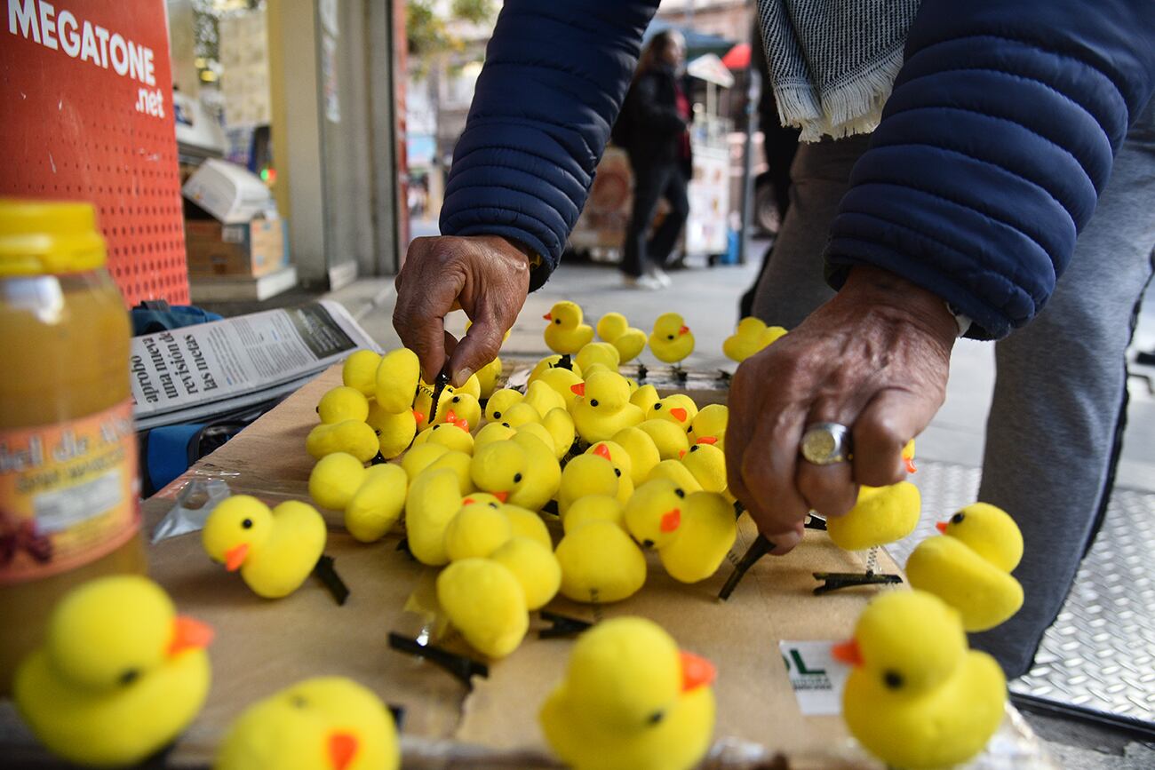 Patitos kawaii, unas pequeñas aves de plástico amarillo que los jóvenes comenzaron a usar de manera insólita: en la cabeza, como una hebilla. (Pedro Castillo / La Voz)