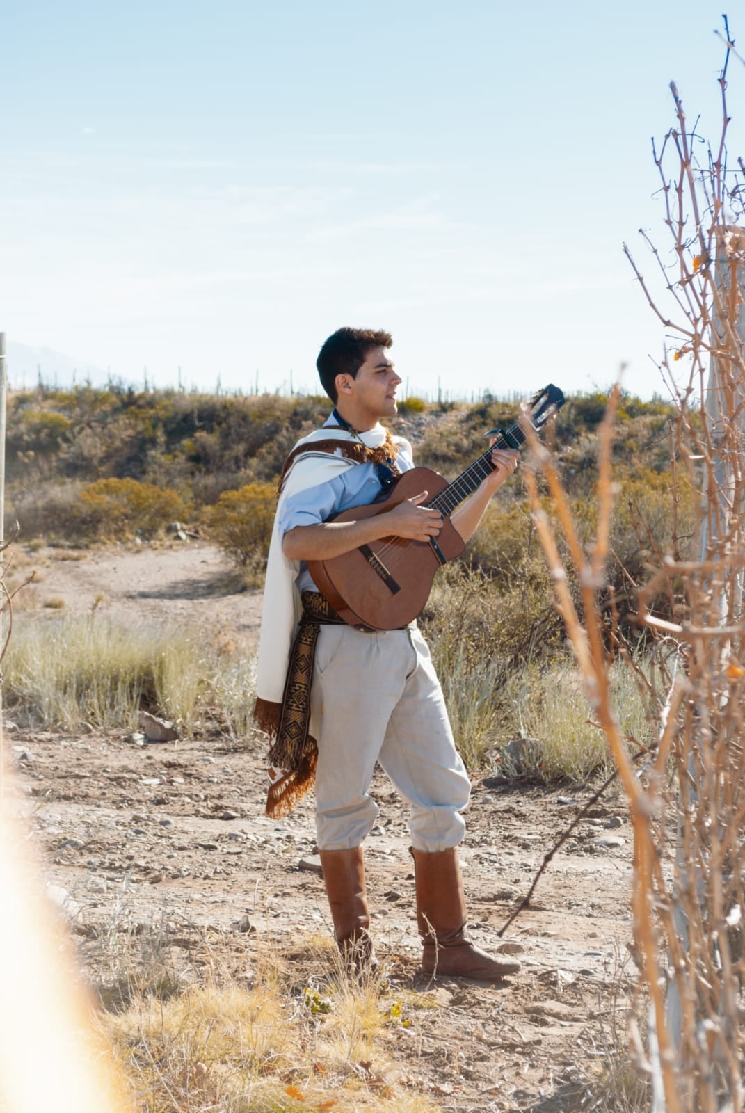 Manuel Díaz Guiñazú es músico y le robaron la guitarra con la que estudia y trabaja.