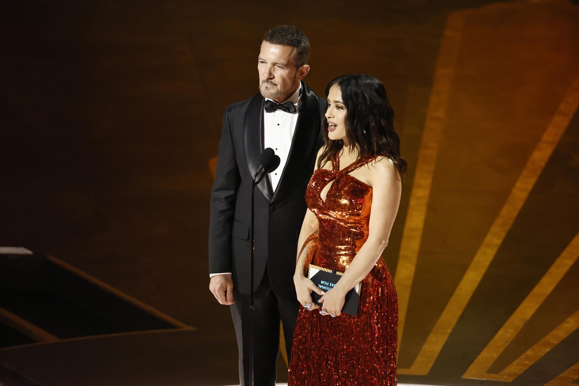 Antonio Banderas y Salma Hayek durante la 95ª ceremonia anual de los Premios de la Academia en el Dolby Theatre de Hollywood, Los Ángeles, California. Foto: EFE/EPA/ETIENNE LAURENT