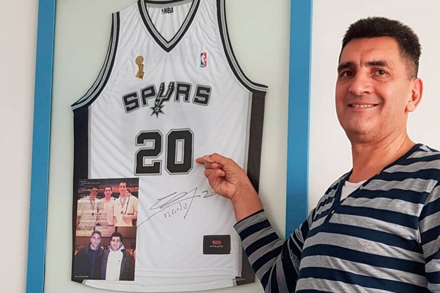 Chuzo y la camiseta de Manu Ginóbili.