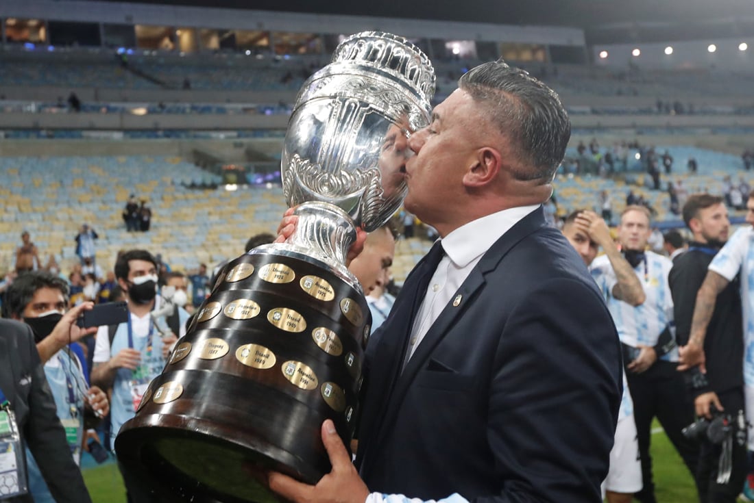 Claudio Tapia con la Copa América que consiguió la Selección Argentina en Brasil. 