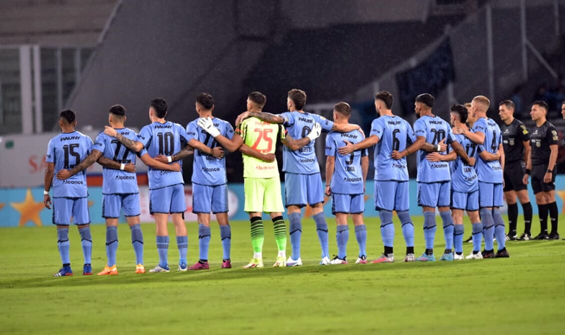 Belgrano estrenó camiseta este lunes en el Kempes ante una multitud (Foto: Javier Ferreyra).