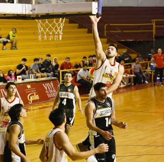 En el ultimo cuarto los nervios de ambos equipos y el buen marco de publico que acompaño el partido jugaron un papel muy importante.