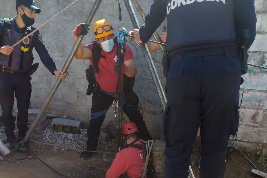 Barrio General Savio. Así fue el rescate del hombre (Bomberos).