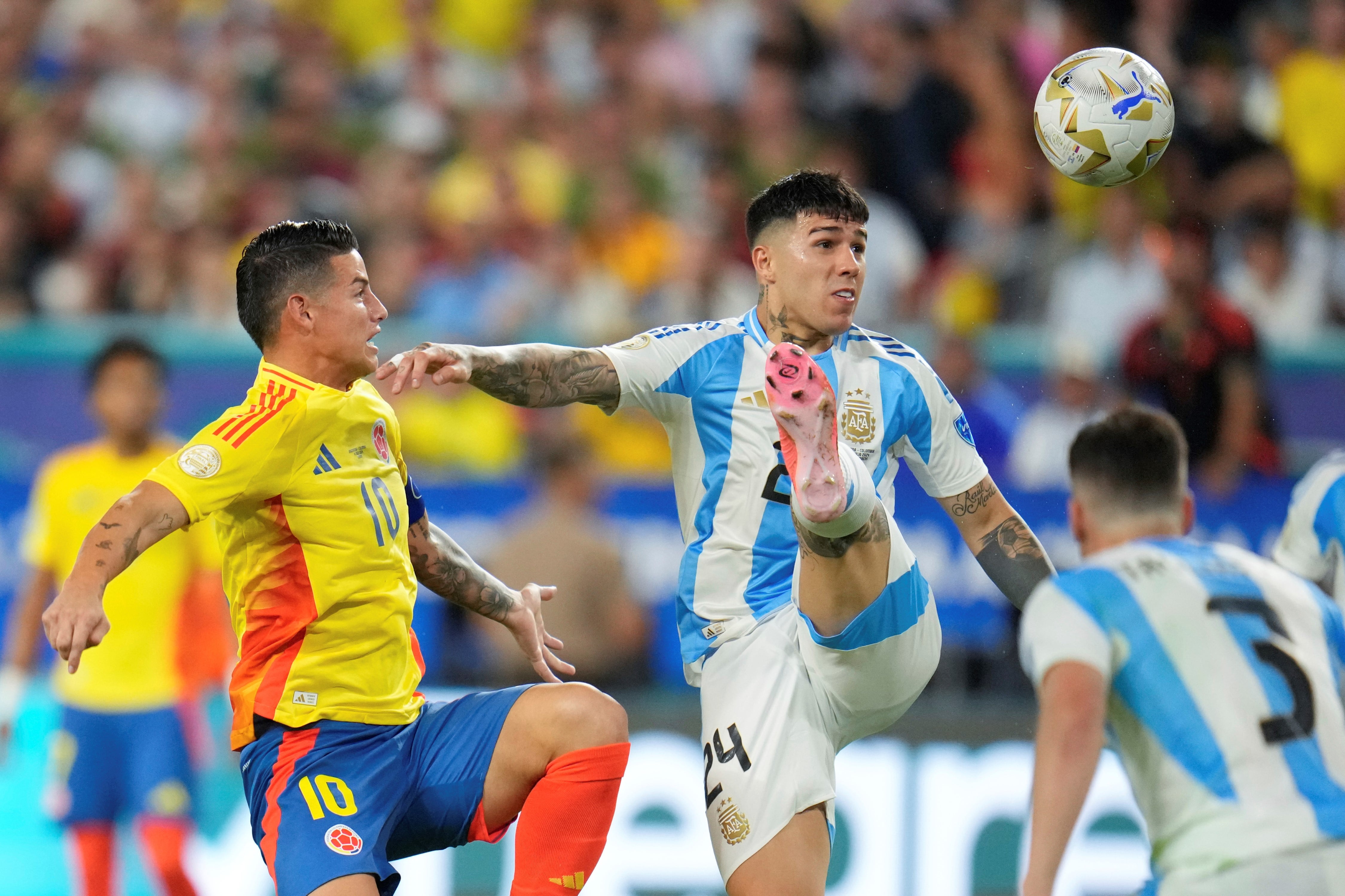 james Rodríguez y Enzo Fernández, durante el Argentina-Colombia en la final de la Copa América 2024 en Miami. (AP)