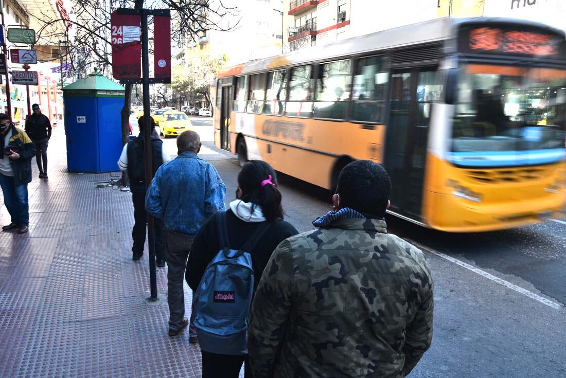 La medida de fuerza que estaba prevista para este viernes 26 se levantó gracias al acuerdo salarial que pudo negociar la UTA con los empresarios. Foto Pedro Castillo/La Voz.