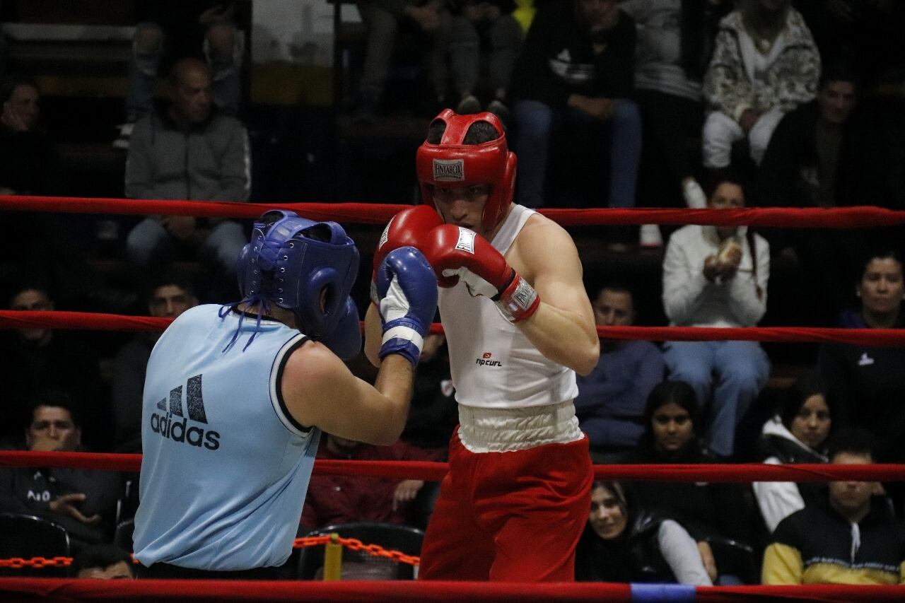 Noche de Boxeo en el Sarmiento.