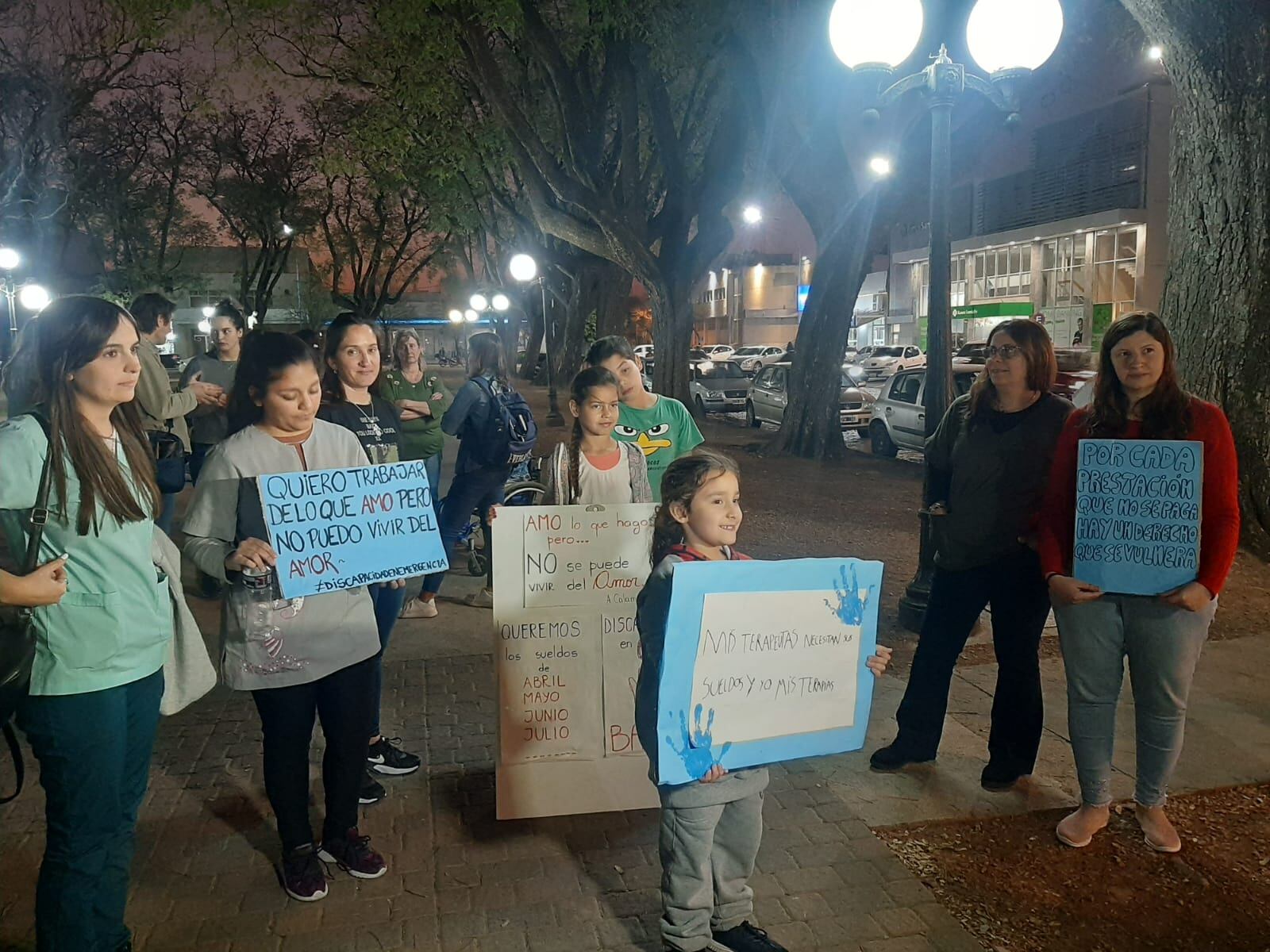 Manifestación de familiares y profesionales en reclamo del pago de las prestaciones por discapacidad en Rafaela