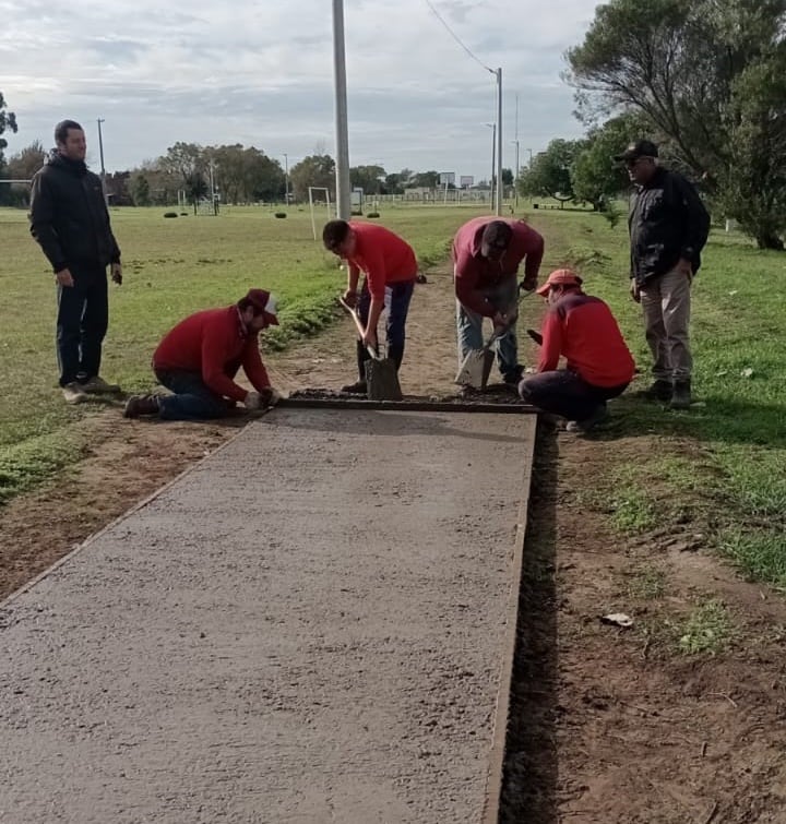 Avanza la construcción del sendero peatonal en el predio saludable de Orense