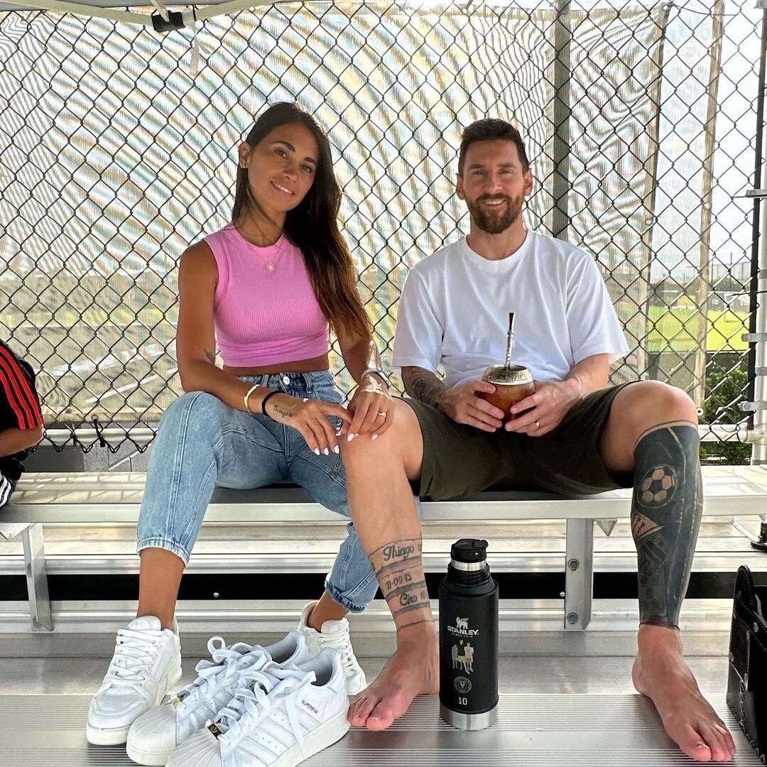 Antonela Roccuzzo y Lionel Messi en el predio del Inter Miami.