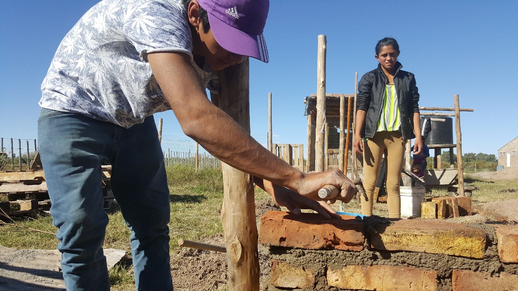 La Escuela forma a jóvenes y adolescentes con el principal objetivo de orientarlos al trabajo de campo y la agroecología.