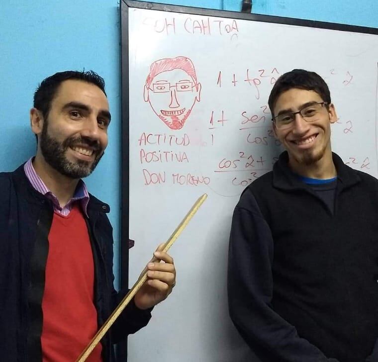 El profesor siempre intenta agregar un toque de alegría a sus videos y clases, como dibujos o frases motivacionales.