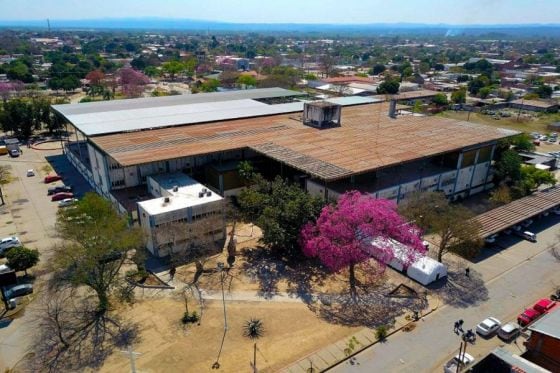 La madre de la criatura llevó a su hijo al Hospital Luis Gardel. Los médicos lo derivaron de urgencia al Hospital San Vicente de Paul, donde el pequeño falleció minutos después por la gravedad de las lesiones.