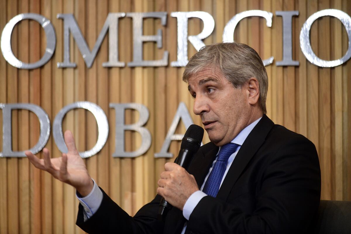 Luis Caputo le bajó el tono a la reforma tributaria